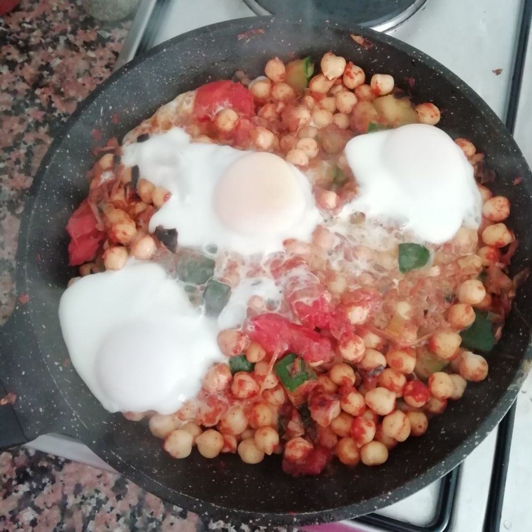 Garbanzos con verduritas y huevo