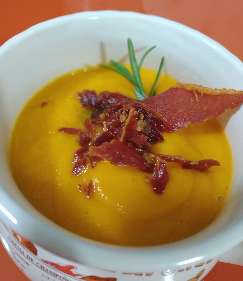Crema de calabaza y zanahoria con crujiente de jamon Crema de calabaza y zanahoria con crujiente de jamon