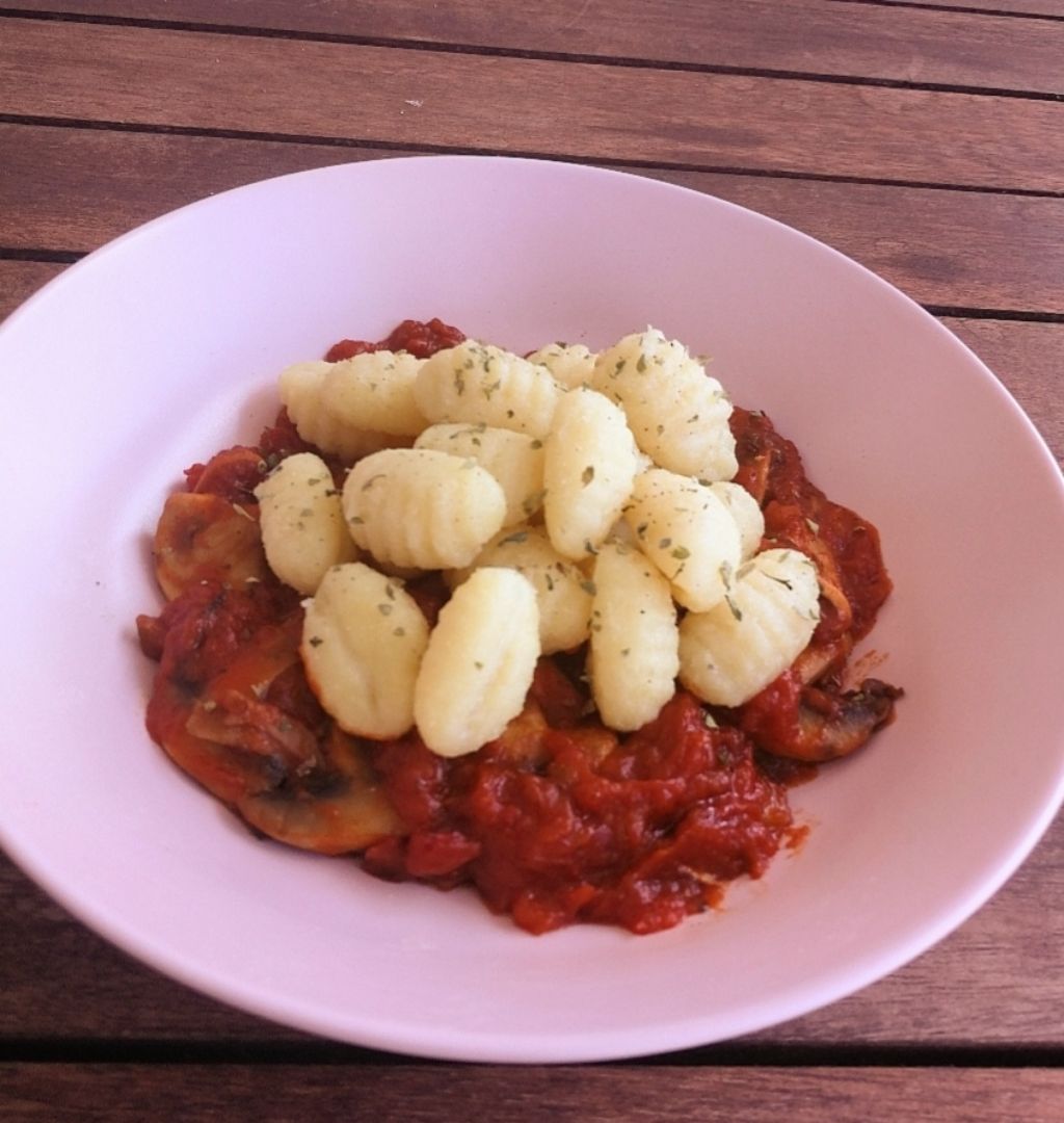 Gnocchi con salsa de tomate y champiñones  
