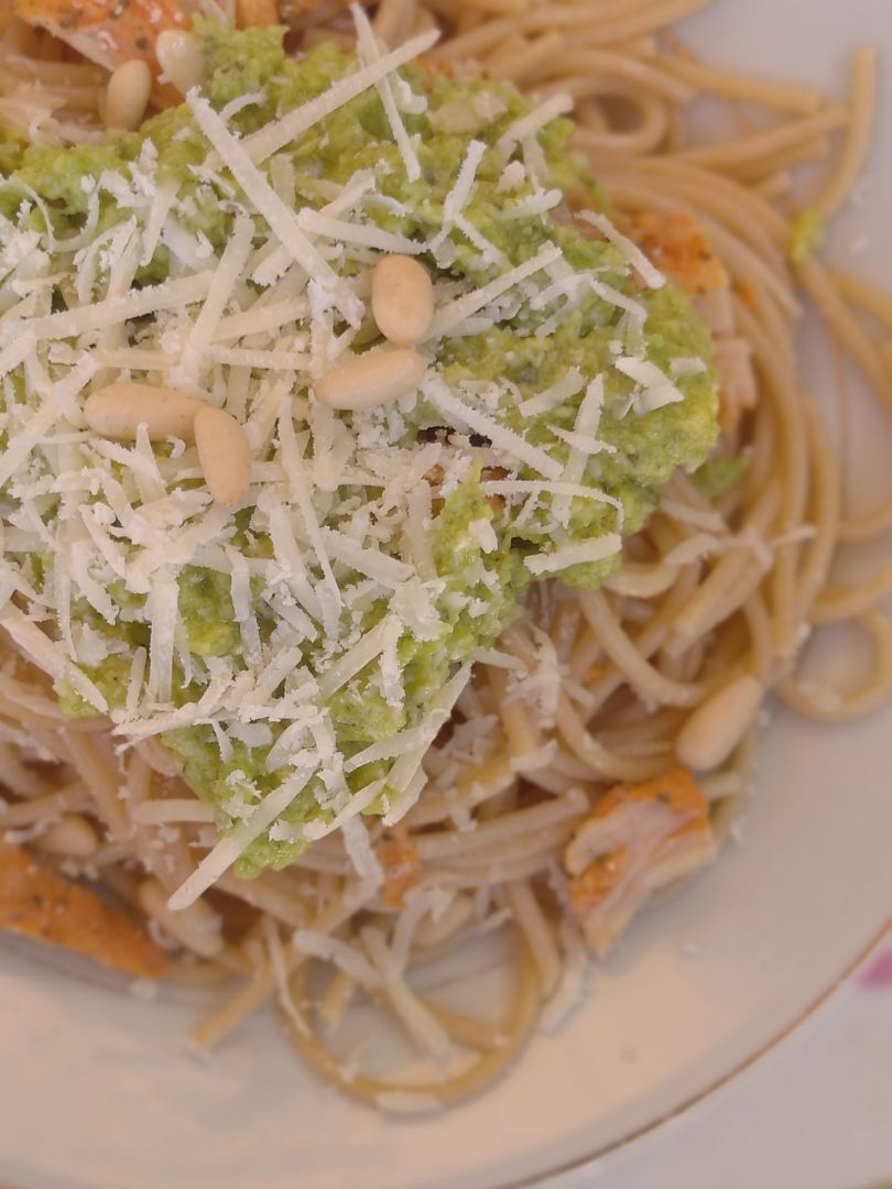 Spaghettis con pesto de aguacate, pollo y piñones