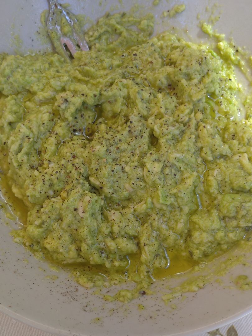 Spaghettis con pesto de aguacate, pollo y piñones Paso 1