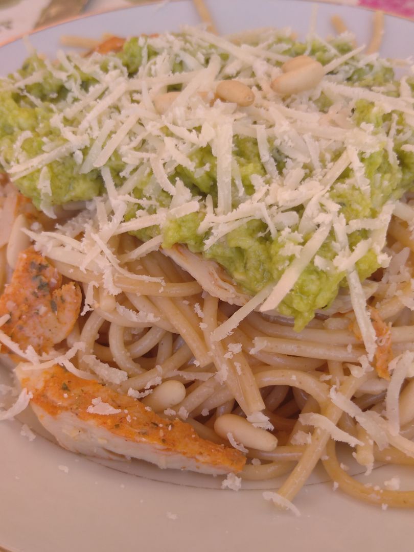 Spaghettis con pesto de aguacate, pollo y piñones Paso 2