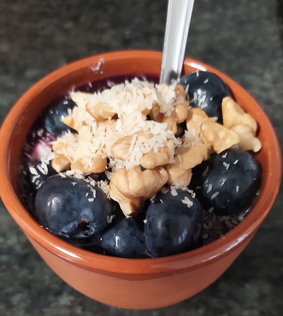 Yogur natural con arándanos, nueces y coco rallado Yogur natural con arándanos, nueces y coco rallado