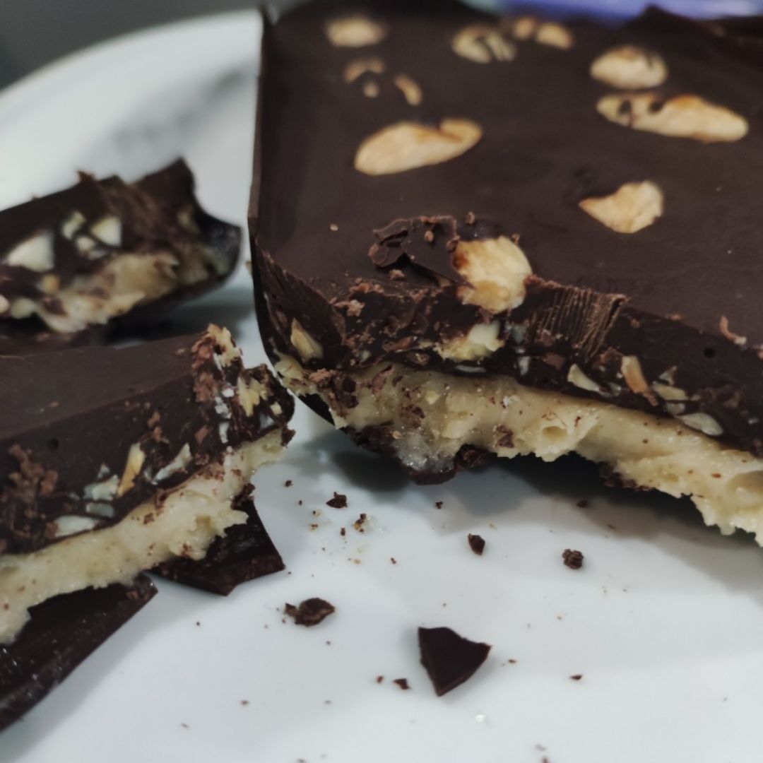 Turrón de chocolate almendras y anacardos Turrón de chocolate almendras y anacardos