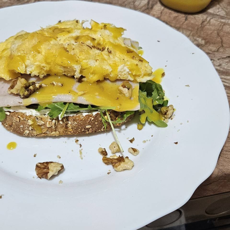 Tostada de pavo y huevo revuelto Tostada de pavo y huevo revuelto
