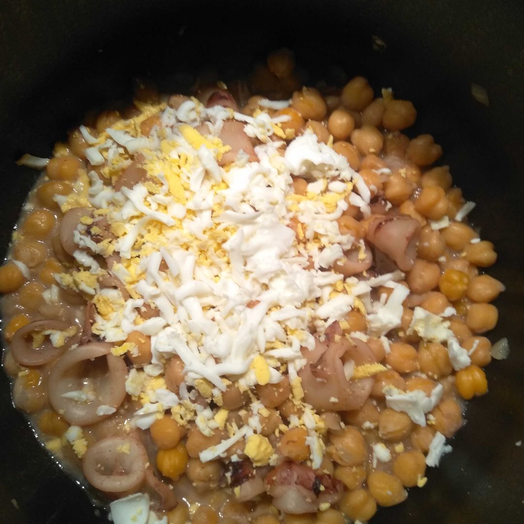 Garbanzos con calamares y huevo duro Garbanzos con calamares y huevo duro