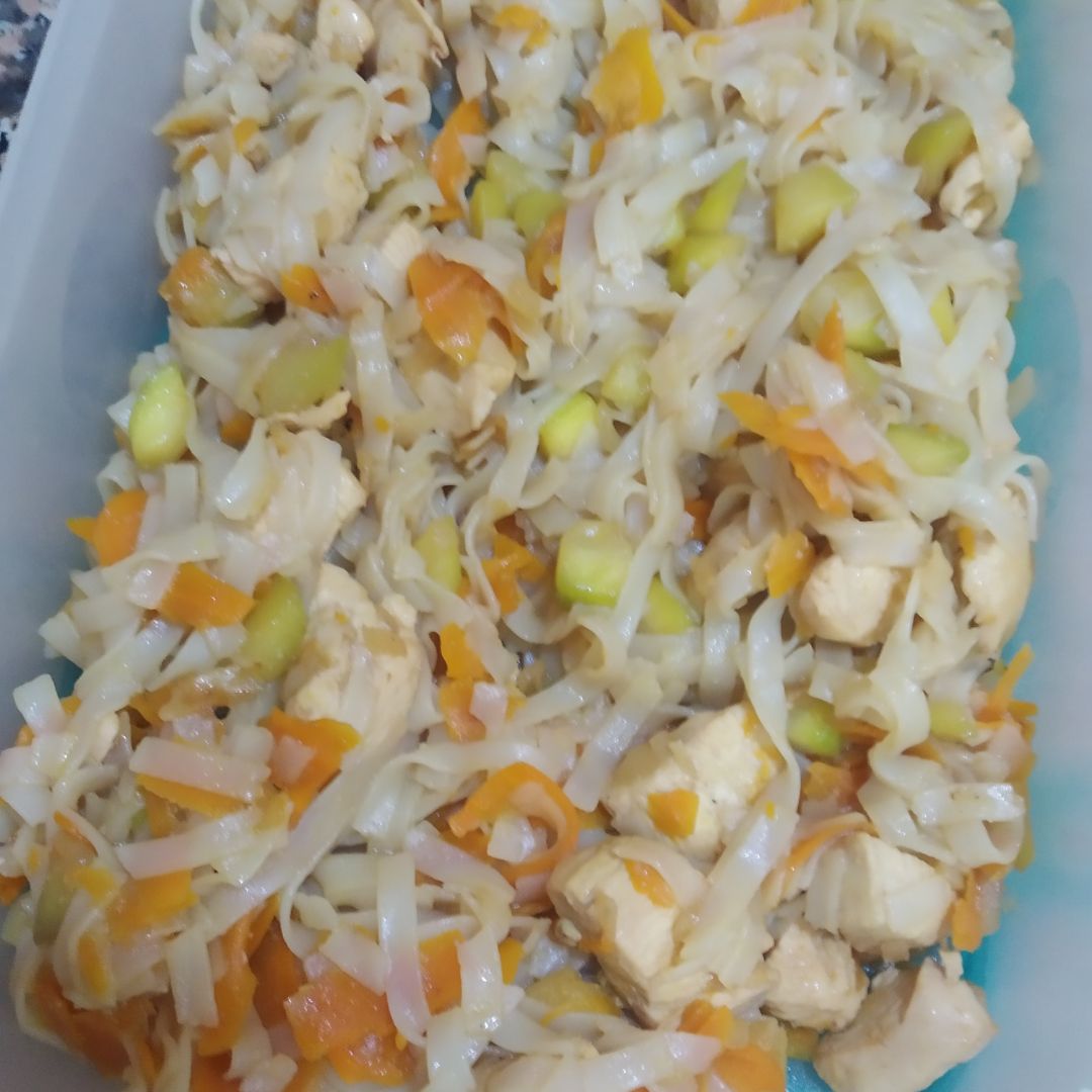 Noodles de arroz con pechuga, calabacín, zanahoria y cebolla
