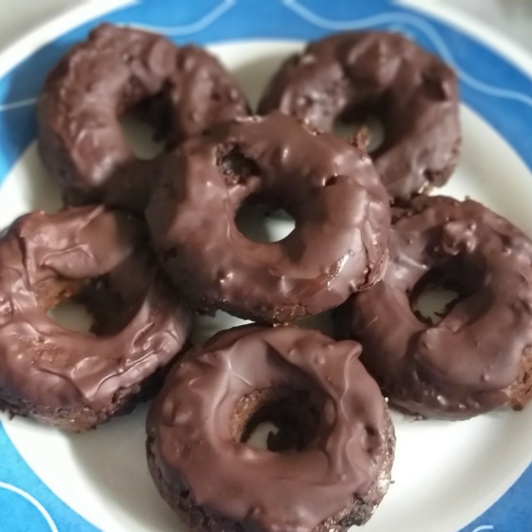 Donuts de plátano y aguacate bañados en chocolate Donuts de plátano y aguacate bañados en chocolate