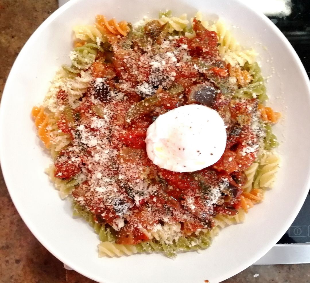 Pasta con berenjenas y huevo poché Pasta con berenjenas y huevo poché