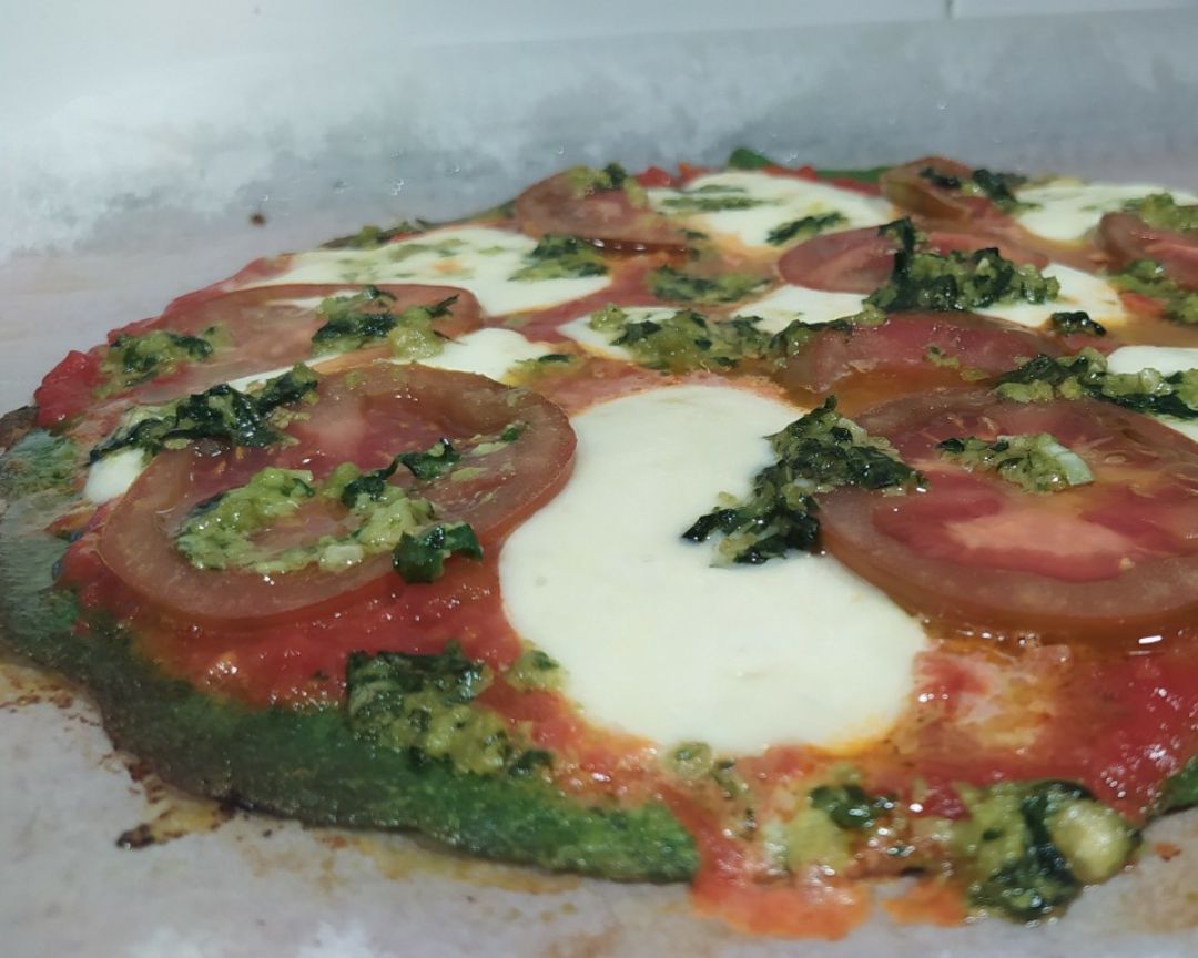 Pizza de base de espinacas con mozarella y pesto Pizza de base de espinacas con mozarella y pesto