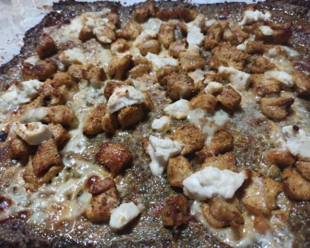 Pizza masa de brócoli con pollo y ricotta Pizza masa de brócoli con pollo y ricotta
