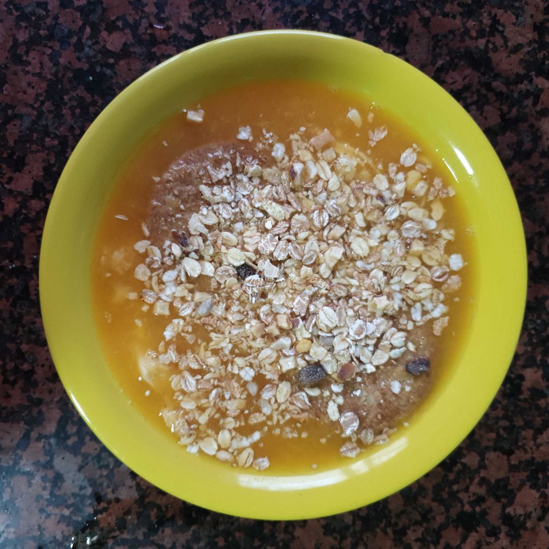 Postre especial. Naranja, plátano, muesli y galletas digestive