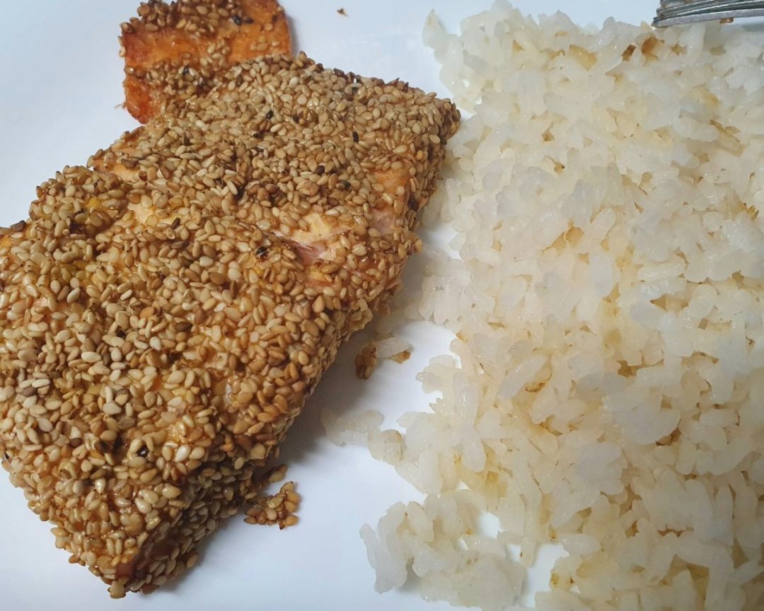 Salmon crispy con arroz Salmon crispy con arroz