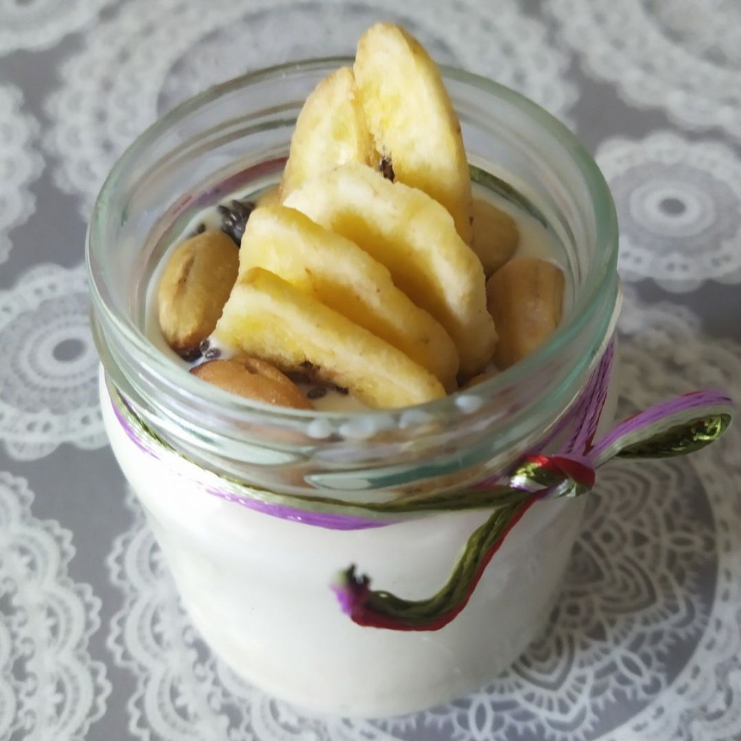 Postre de soja de coco con chía, anacardos y plátano desecado. 
