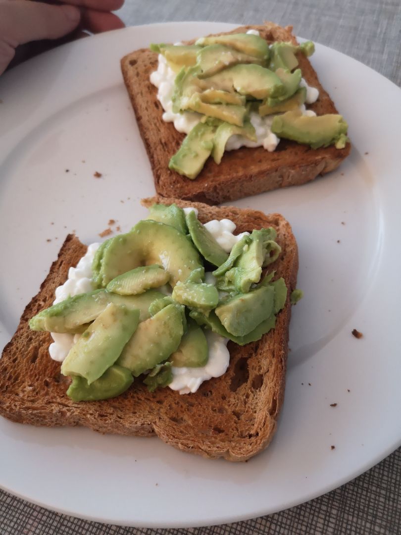 Tostadas de aguacate y queso cottage