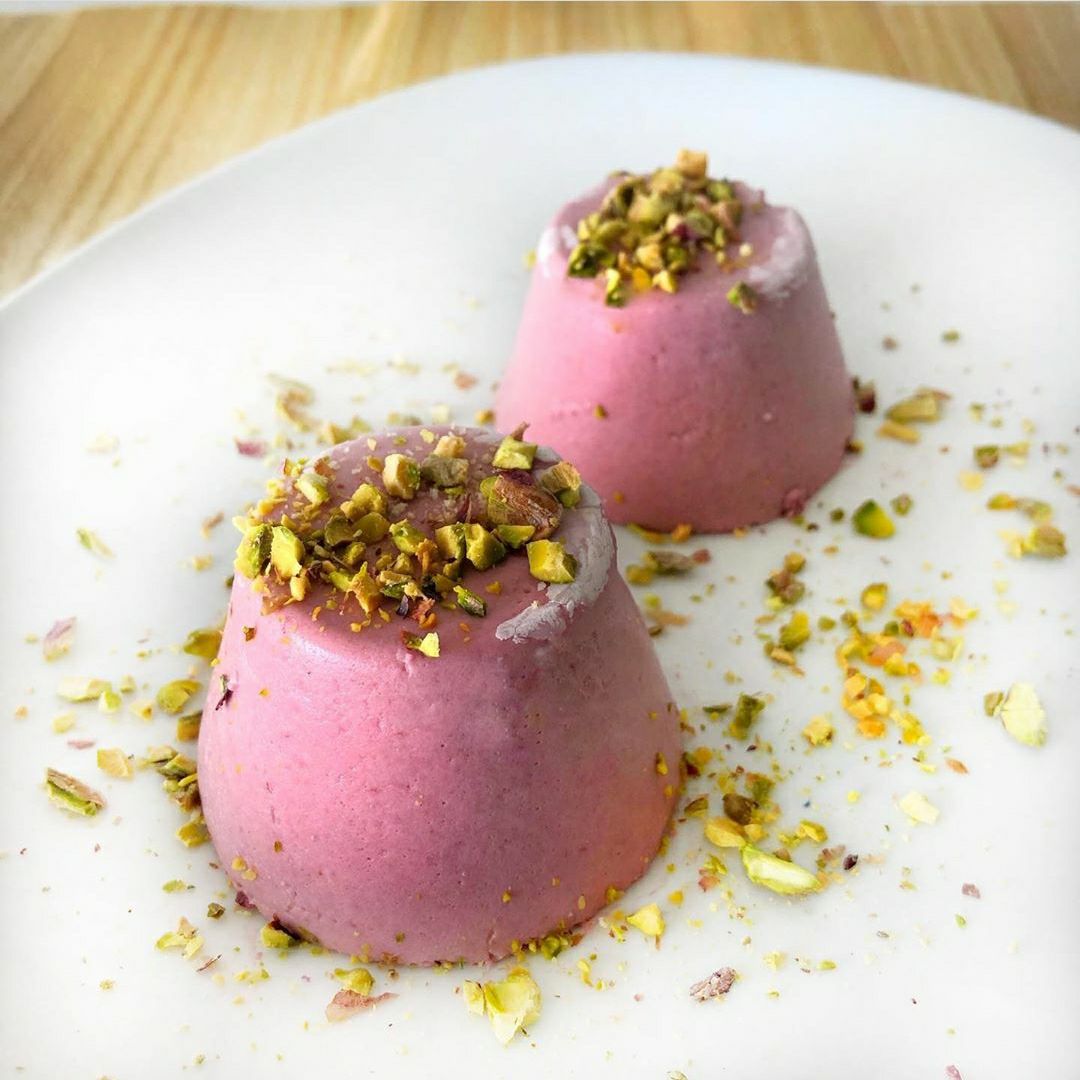 PANNA COTA DE FRUTOS ROJOS Y CRUNCH DE PISTACHO PANNA COTA DE FRUTOS ROJOS Y CRUNCH DE PISTACHO