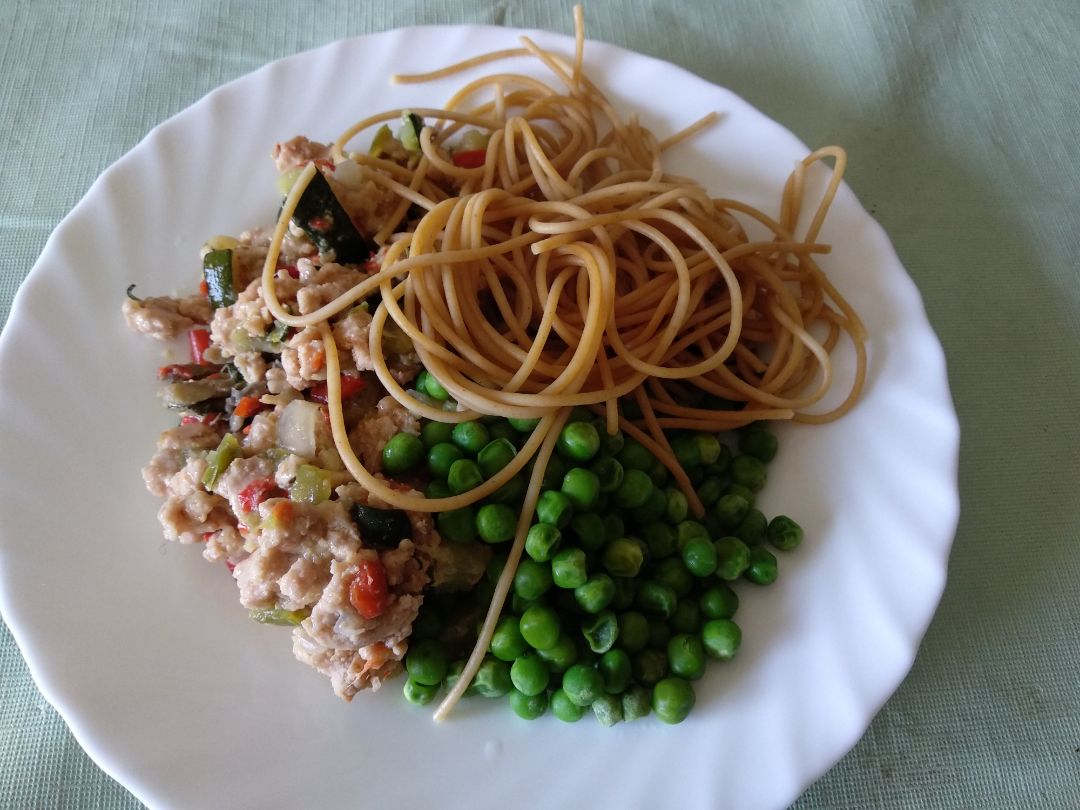 Combinado pavo-pollo con verduras, guisantes y pasta Combinado pavo-pollo con verduras, guisantes y pasta