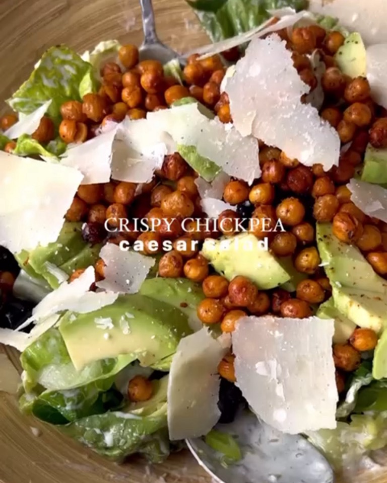 Ensalada césar con garbanzos crujientes 