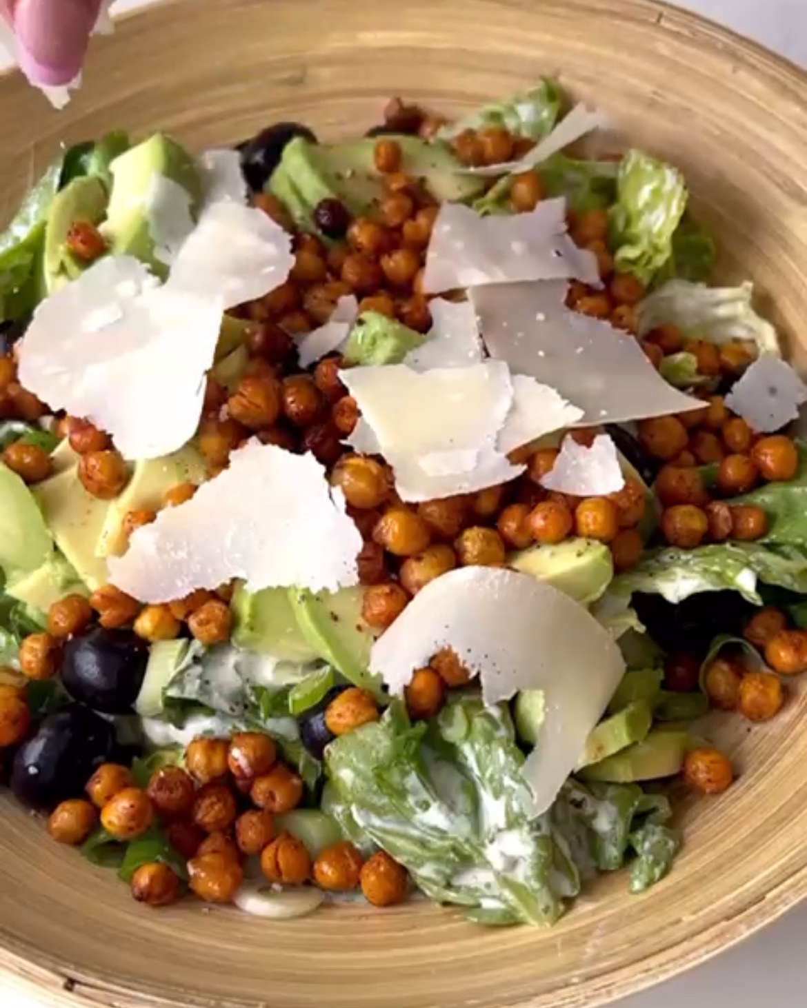 Ensalada césar con garbanzos crujientes  Paso 1