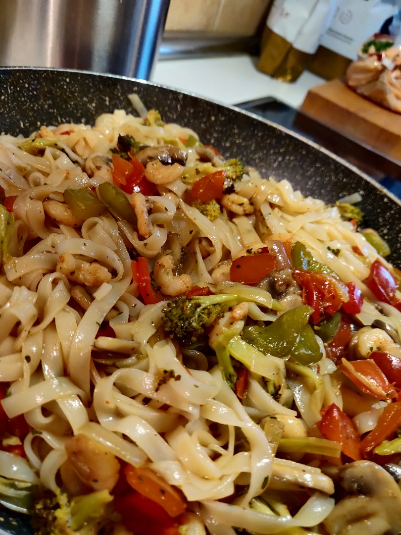 Noodles de arroz con verduras y gambas Noodles de arroz con verduras y gambas