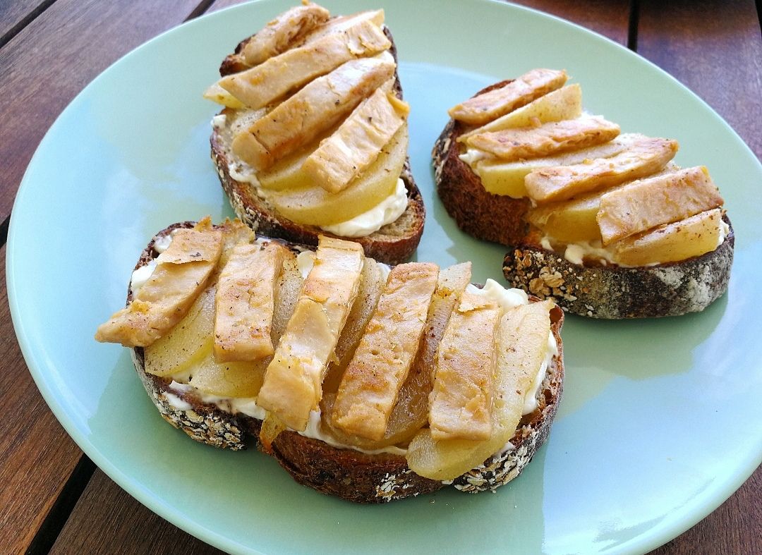 Tostadas de crema de queso con almendra, pera al horno y heura. Tostadas de crema de queso con almendra, pera al horno y heura.
