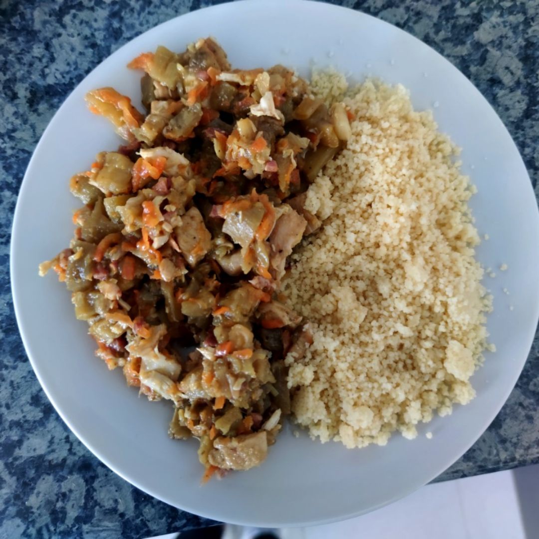 Berenjena con pollo y zanahoria. Berenjena con pollo y zanahoria.