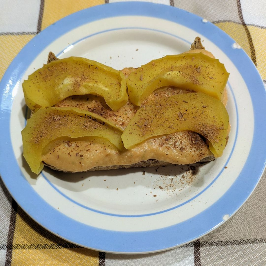 Tostada de pan integral de espelta con manzana asada y canela Tostada de pan integral de espelta con manzana asada y canela