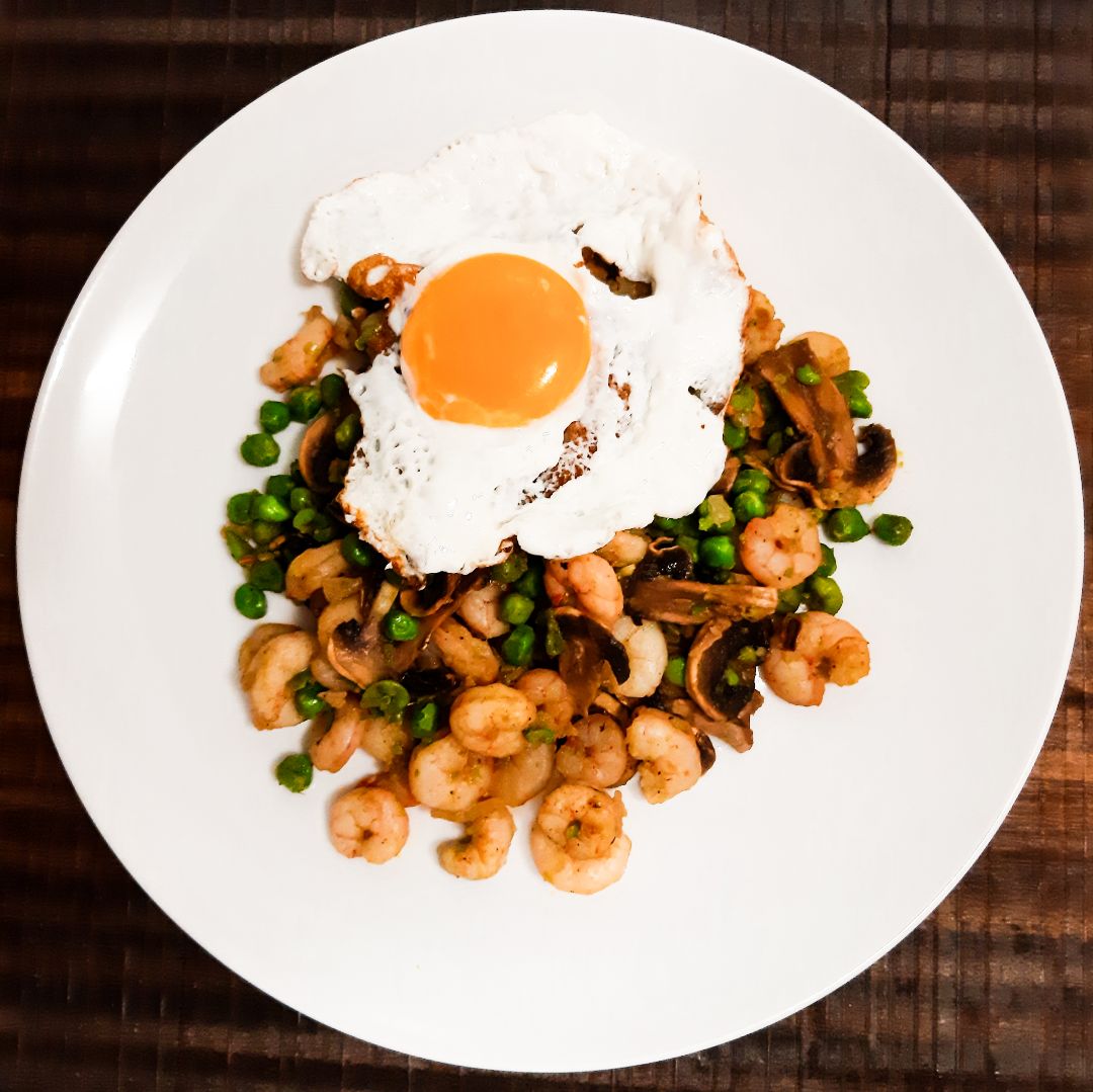Salteado de guisantes, gambas y champiñones con huevo Salteado de guisantes, gambas y champiñones con huevo
