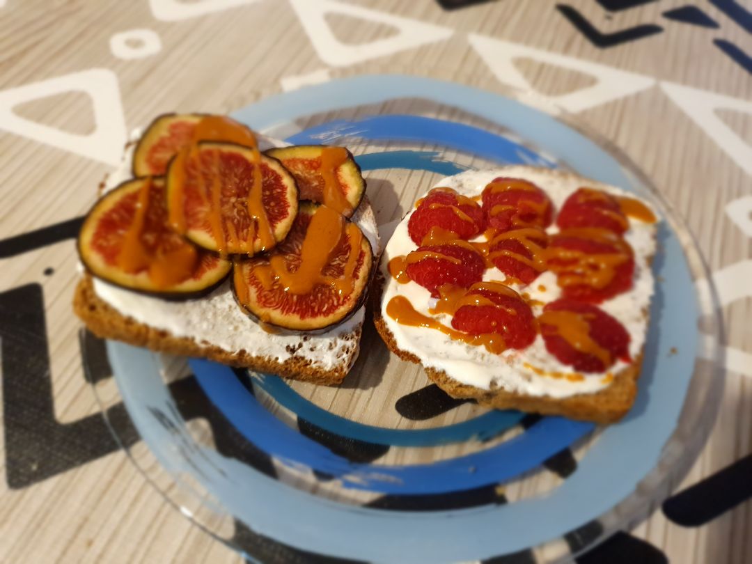Tostadas de fruta variada Tostadas de fruta variada