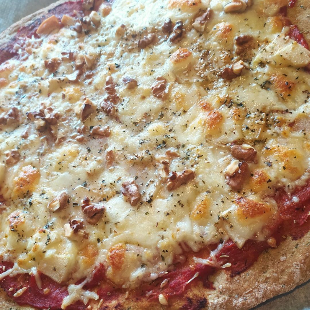 Pizza de 3 quesos, pera y nueces. Pizza de 3 quesos, pera y nueces.