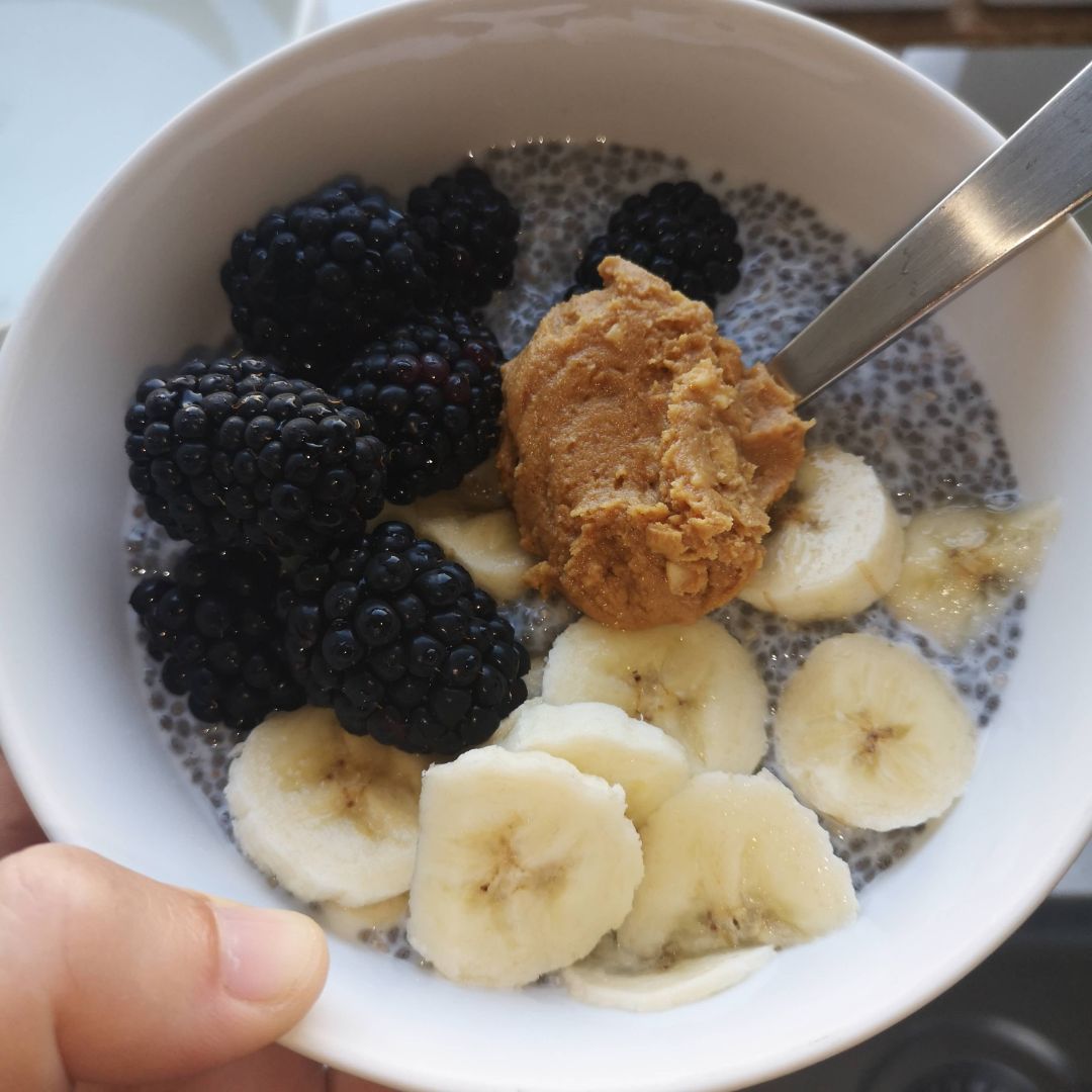 Pudding de chia, plátano moras y crema de cacahuete