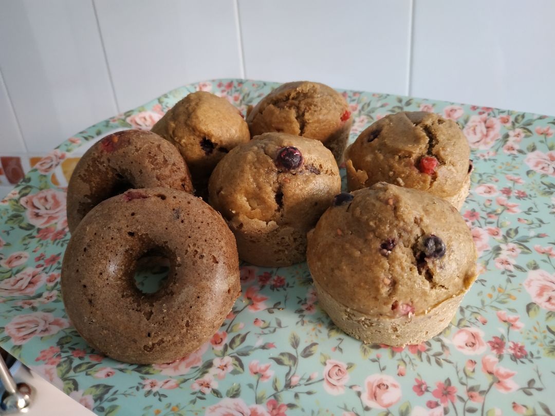 Magdalenas y donuts con frutos rojos Magdalenas y donuts con frutos rojos
