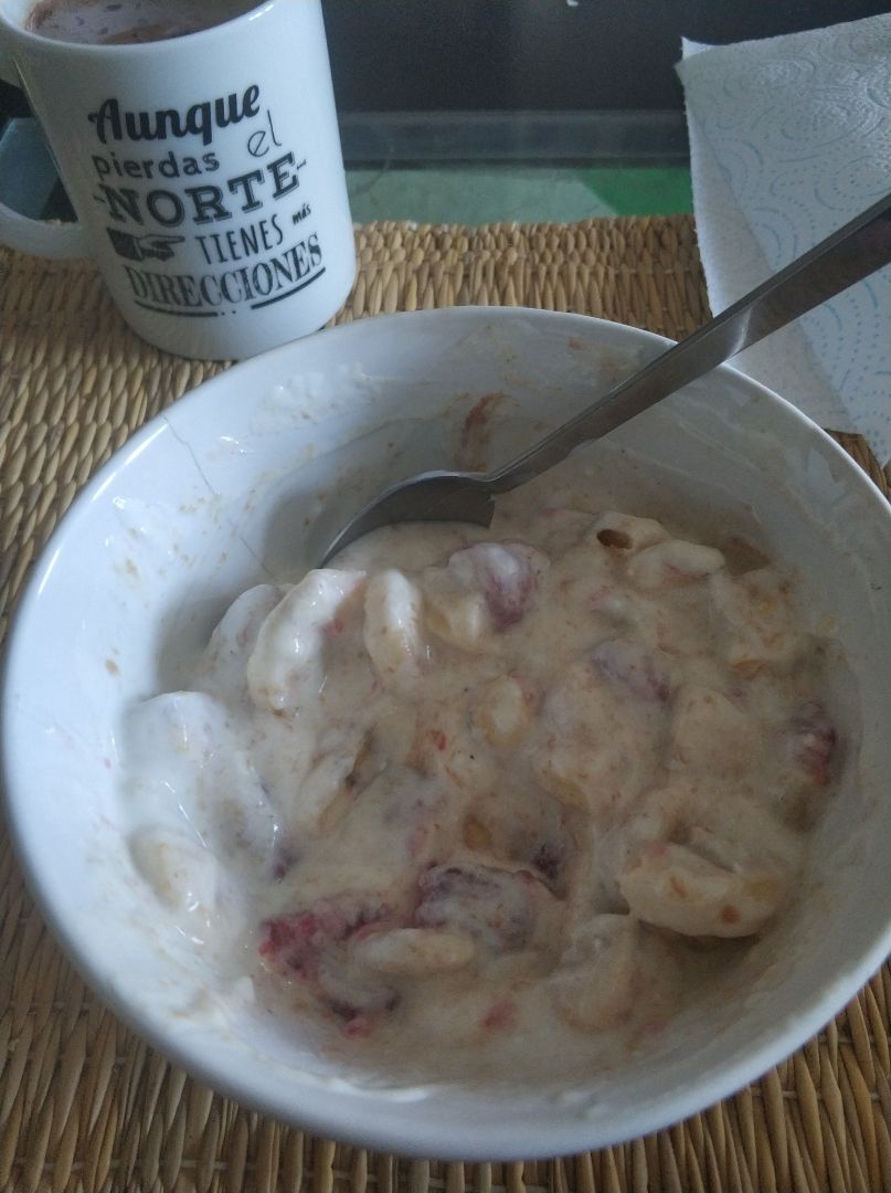 Bol de yogurt con frambuesas y platano Bol de yogurt con frambuesas y platano