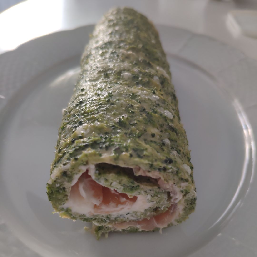 Rollito de brocoli, salmón y queso crema Rollito de brocoli, salmón y queso crema