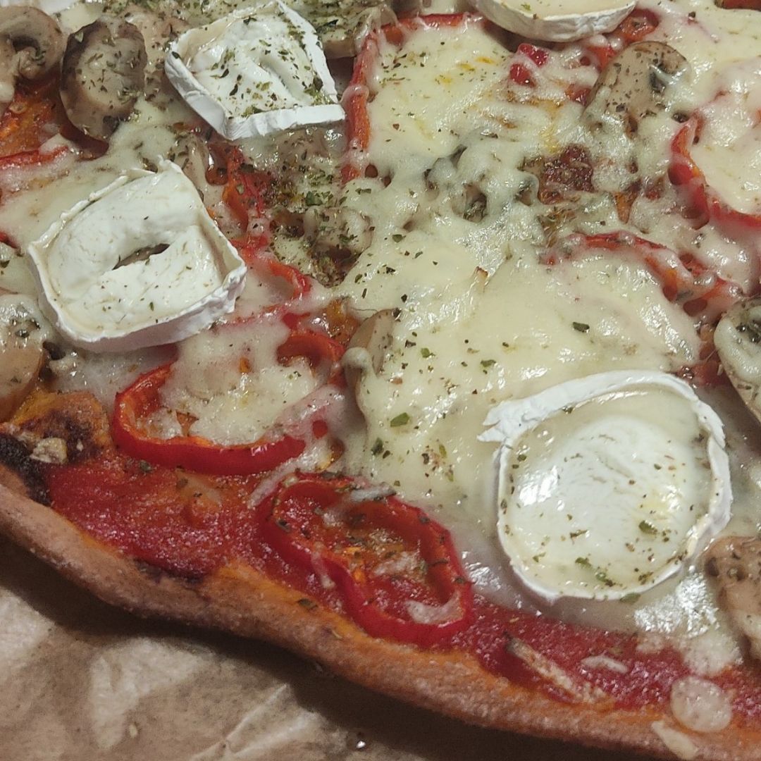 Pizza de masa integral con verduras y queso Pizza de masa integral con verduras y queso