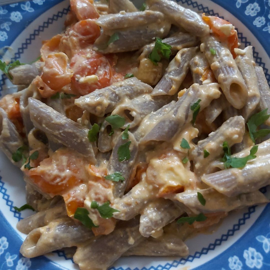 Pasta con salsa de tomate cherry y queso feta