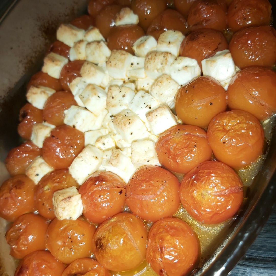 Pasta con salsa de tomate cherry y queso feta Paso 1