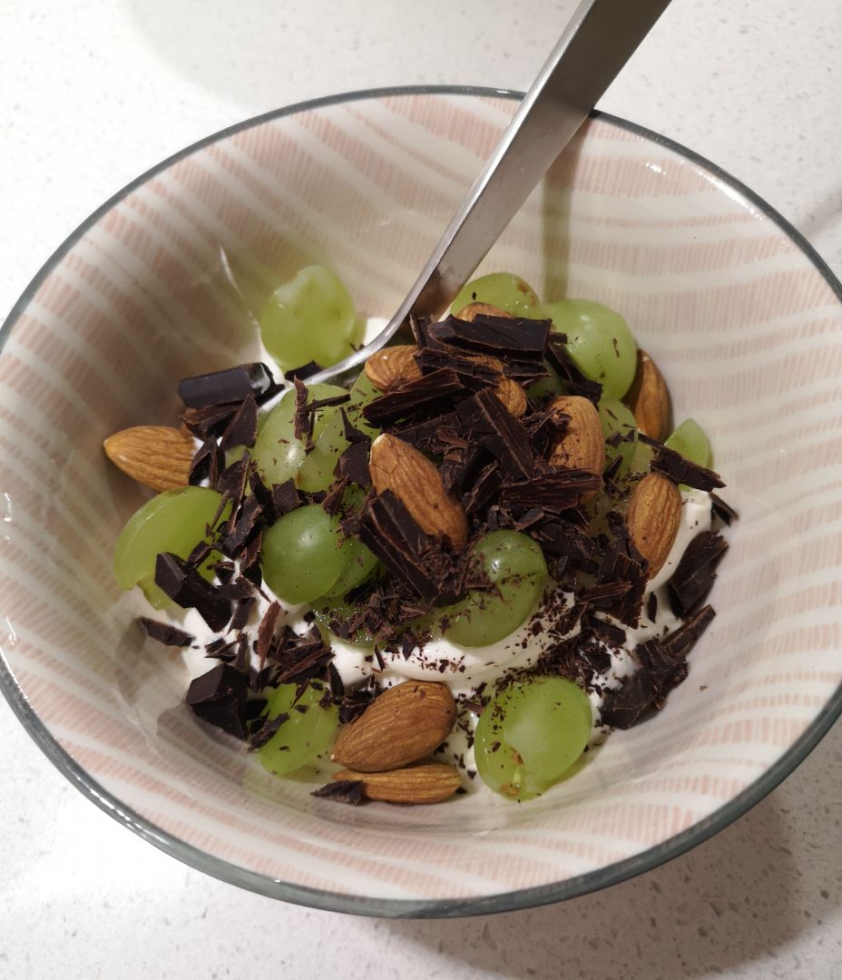 Yogurt con uvas, almendras y chocolate 