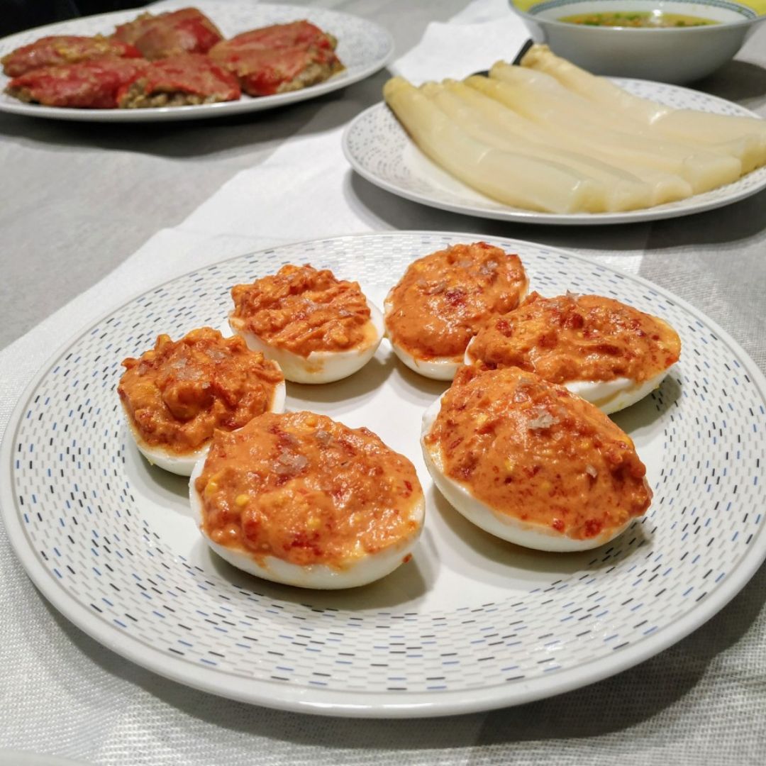 HUEVOS RELLENOS DE CREMA DE PIQUILLOS