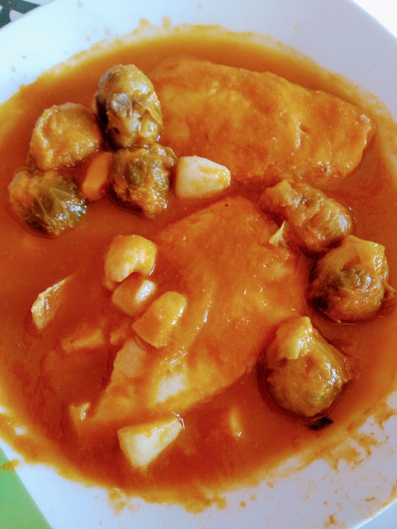 Merluza en salsa con coles de Bruselas