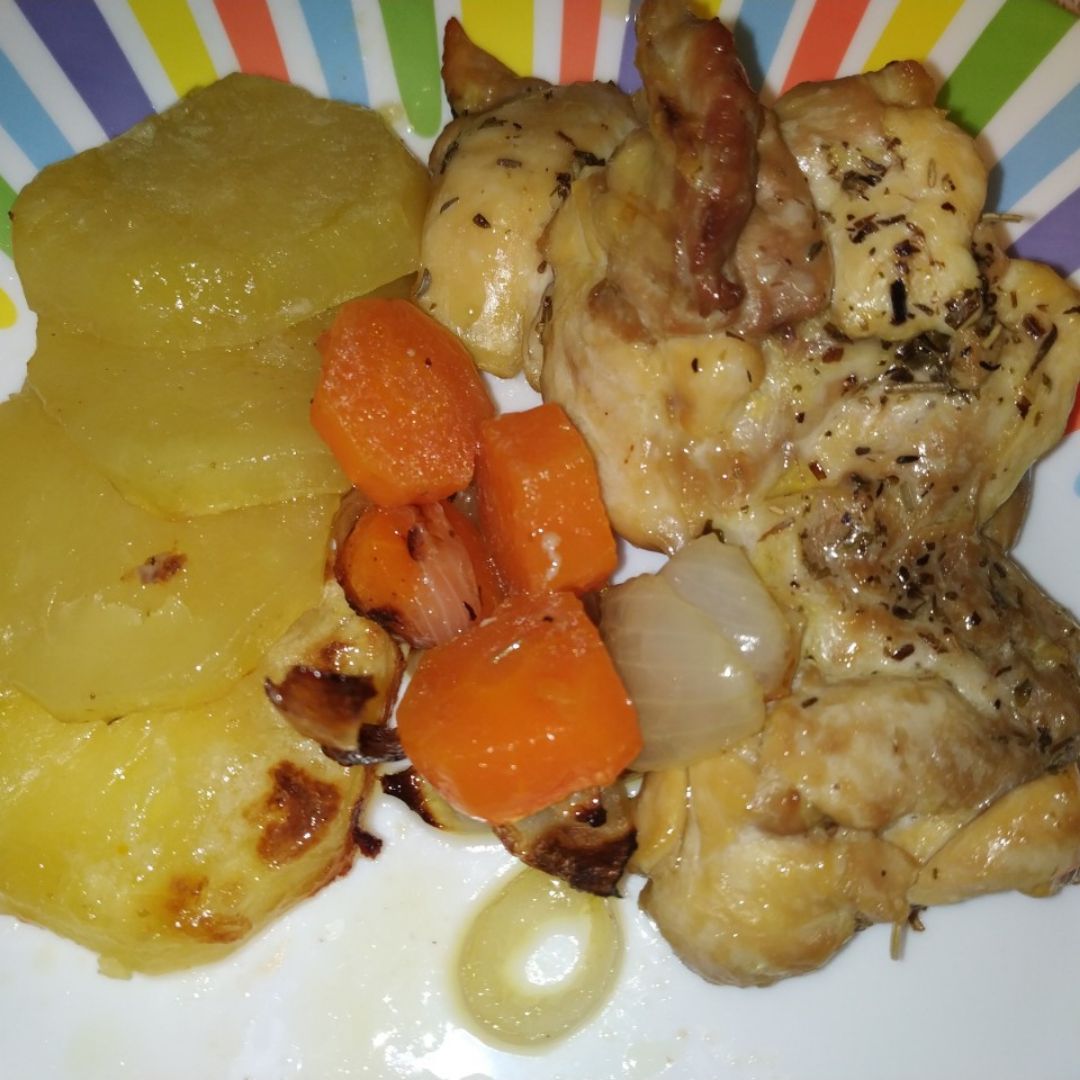 Pollo al horno con patatas y verduras Pollo al horno con patatas y verduras