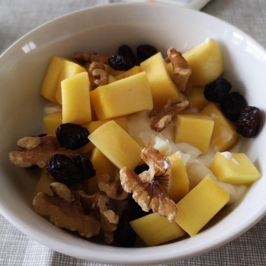 Yogurt con mango, nueces y pasas Yogurt con mango, nueces y pasas