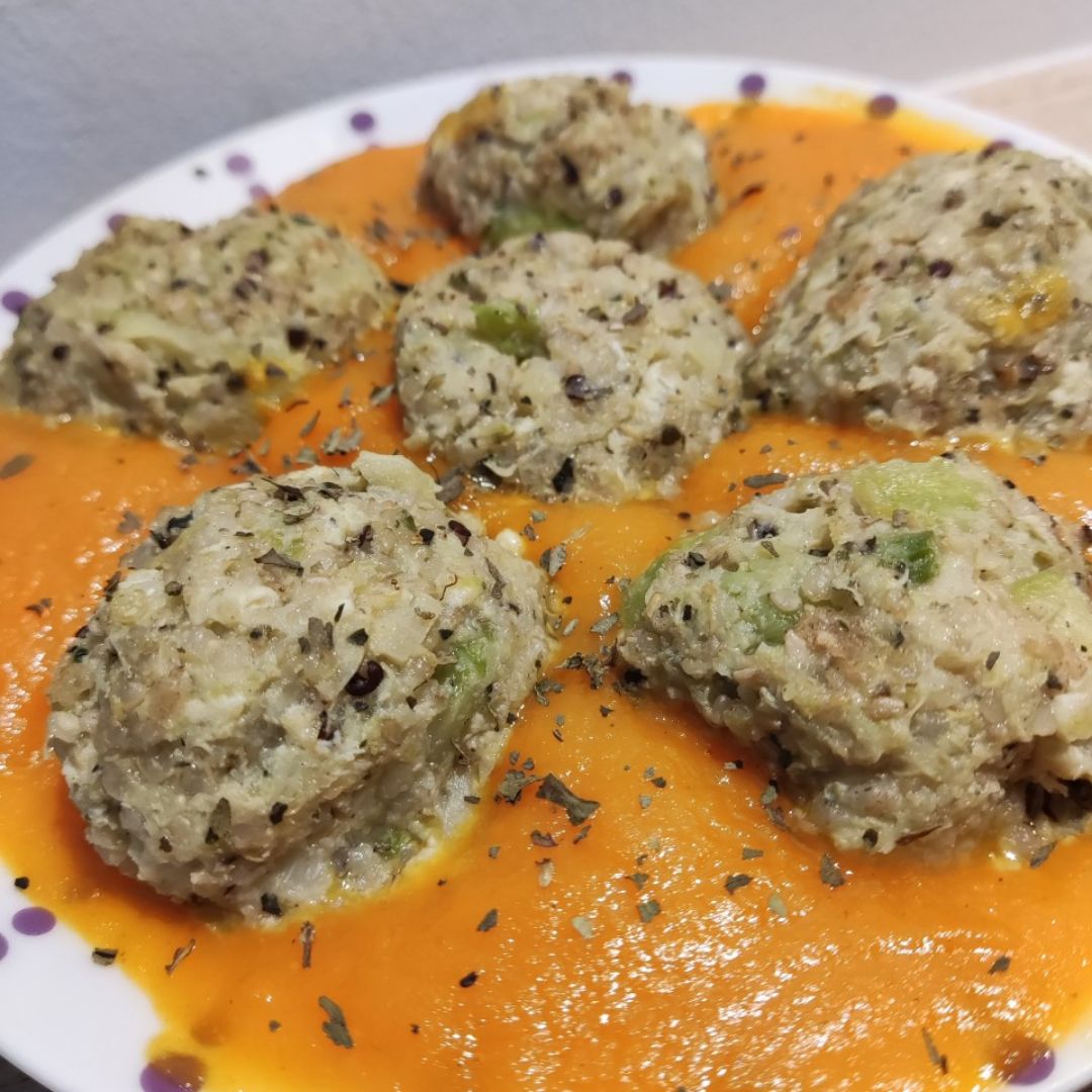 Albóndigas de calabacín y quinoa en salsa de zanahoria 