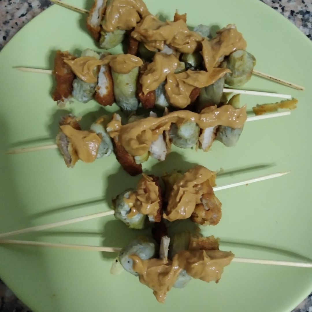 Brochetas de alcachofa con salsa de cacahuete Brochetas de alcachofa con salsa de cacahuete