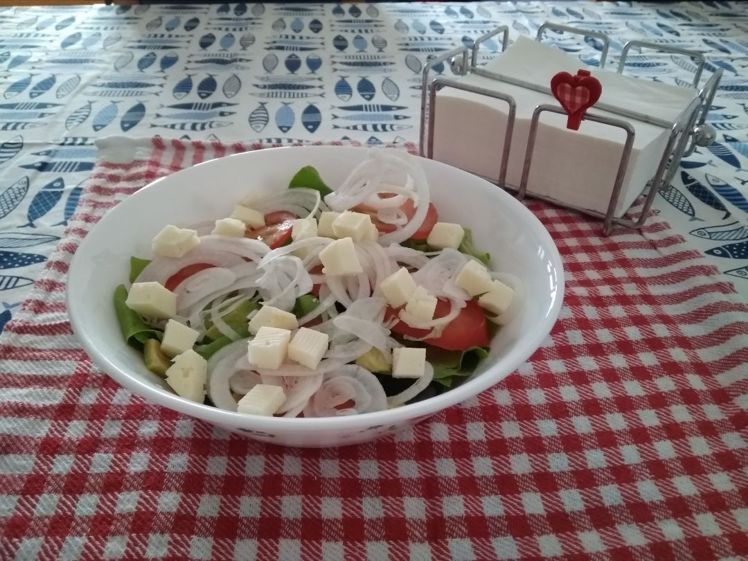 Ensalada de aguacate y queso