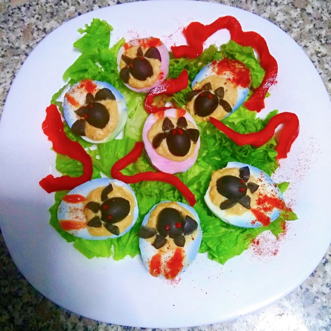 Huevos rellenos de hummus con 🦇y 🐛 Huevos rellenos de hummus con 🦇y 🐛