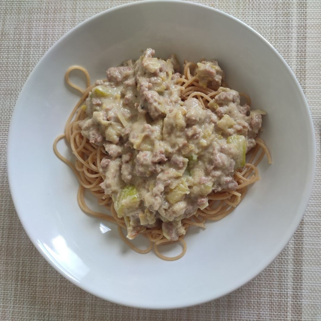Pasta con carne y verduras con salsa de champiñones