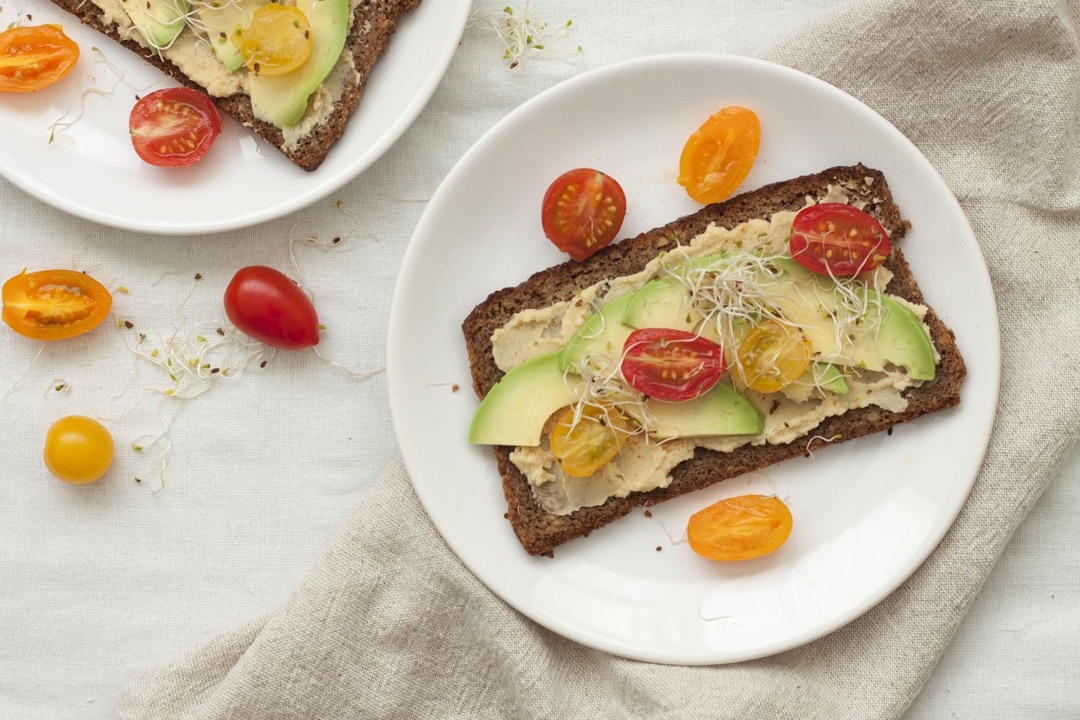 tostada de hummus con aguacate