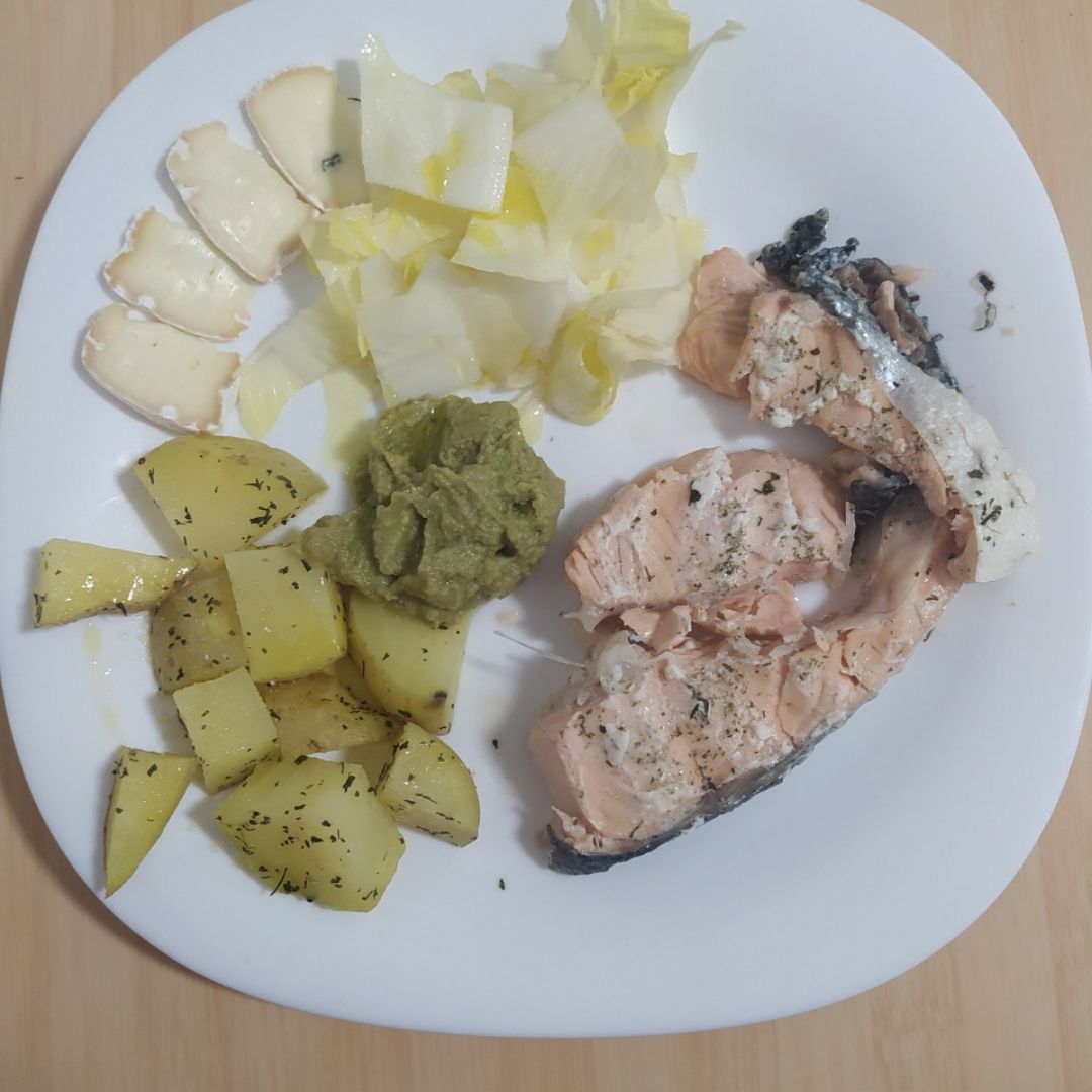Plato combinado de Salm贸n 馃悷 Plato combinado de Salm贸n 馃悷