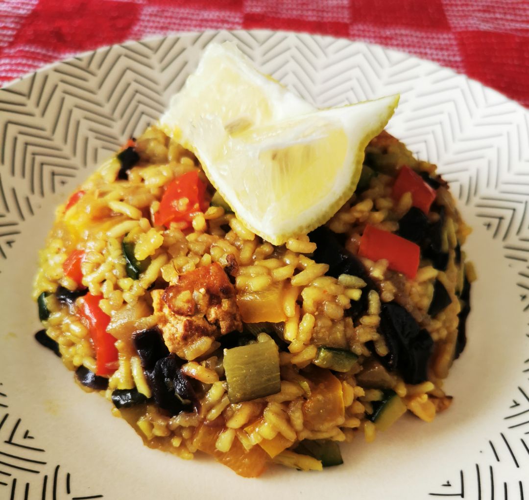 Arroz con verduras y tofu. Arroz con verduras y tofu.